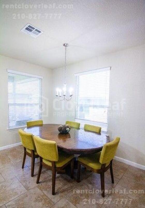 Foto del edificio - 243 Oak Creek Way