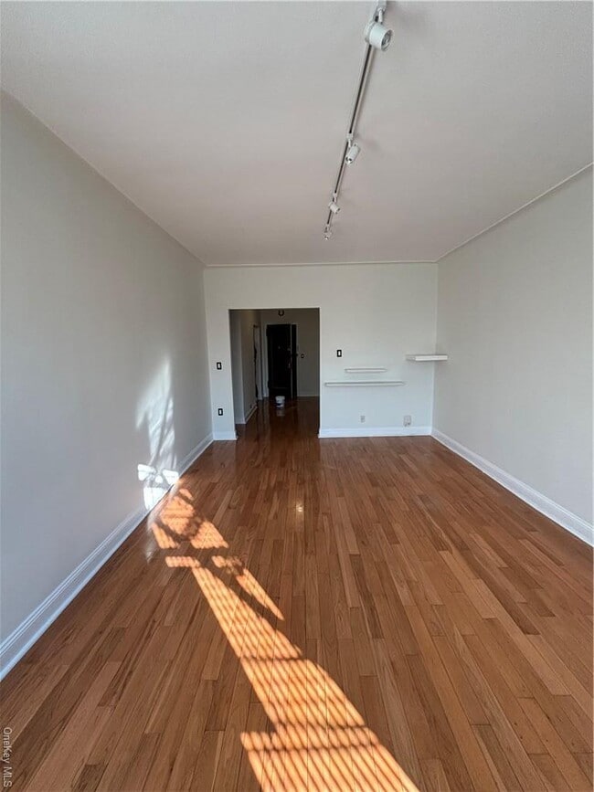 Building Photo - 2081 Cruger Ave