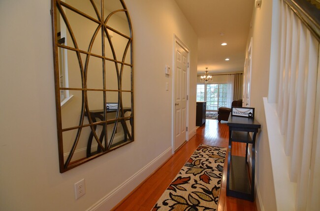 Building Photo - BEAUTIFUL 3 BR TOWNHOUSE- FABULOUS LOCATION