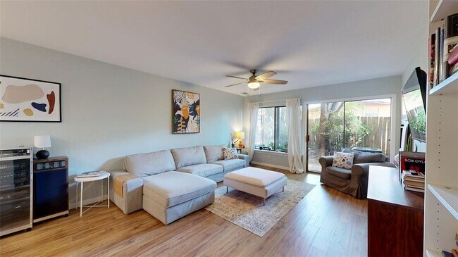 Foto del edificio - 4345 Carter Creek Pkwy