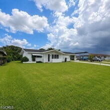 Building Photo - 800 Willow Dr