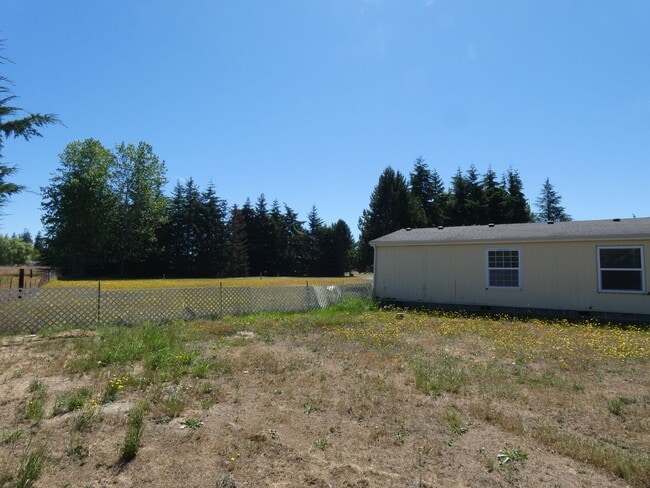 Building Photo - **Country Living**