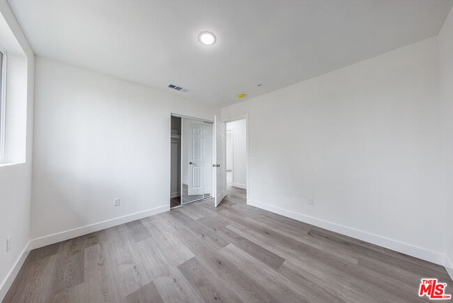 Building Photo - 1617 W 55th St
