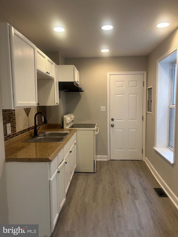 Building Photo - 1705 N Mount St