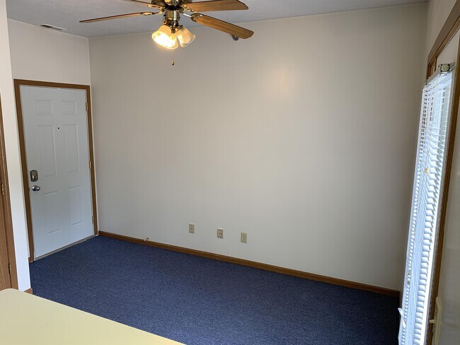 Building Photo - 135 S River Rd