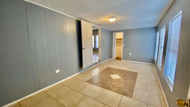 Building Photo - Handyman Special $0 First Month's Rent / “You fix, you SAVE BIG!!” Contact Mayshell for details: ...