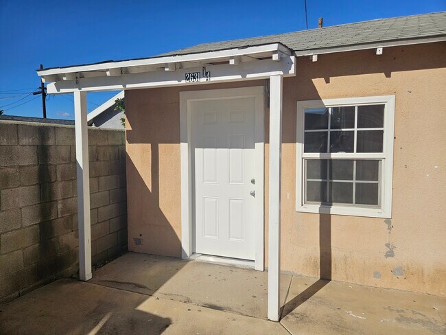 Entrada principal - 2631 E 2nd St