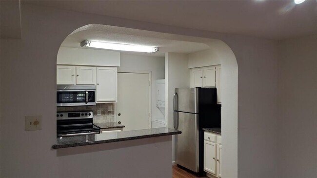 Building Photo - 2425 Holly Hall St