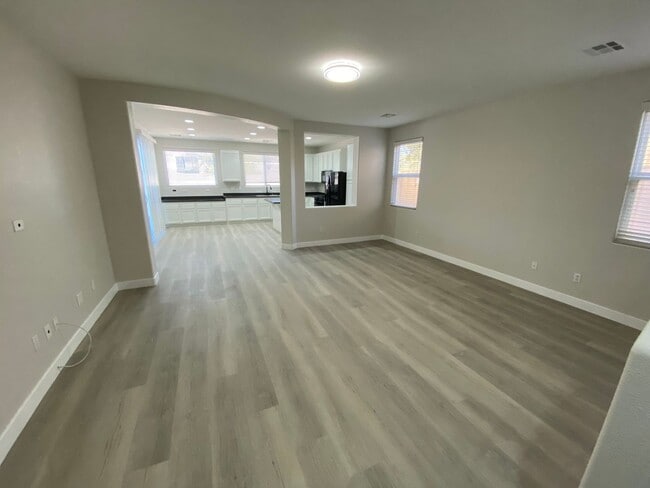 Building Photo - Two Story 3 bed/2.5 bath home in Silverado Ranch area