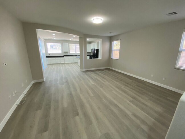 Foto del edificio - Two Story 3 bed/2.5 bath home in Silverado Ranch area