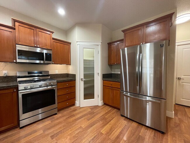 Building Photo - 3Bd 3Ba Home in Hillsboro with Attached Ga...