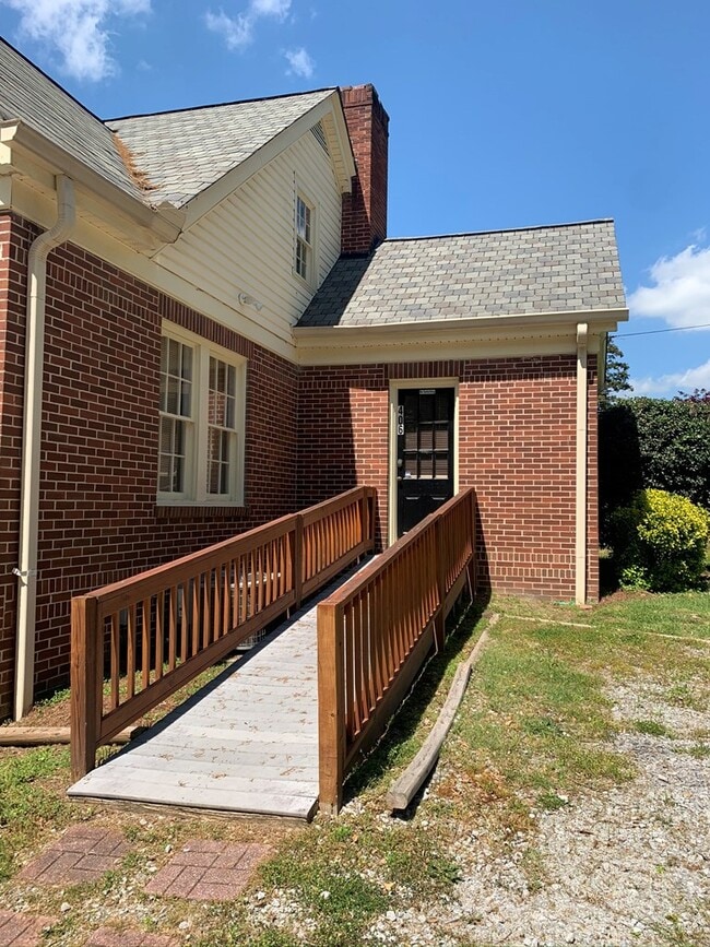 Building Photo - 406 Westview Dr