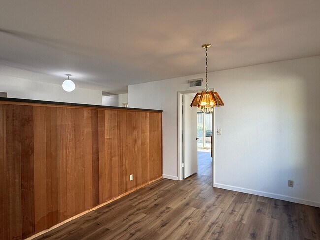 Foto del edificio - Sunnyvale home with central air and new LV...