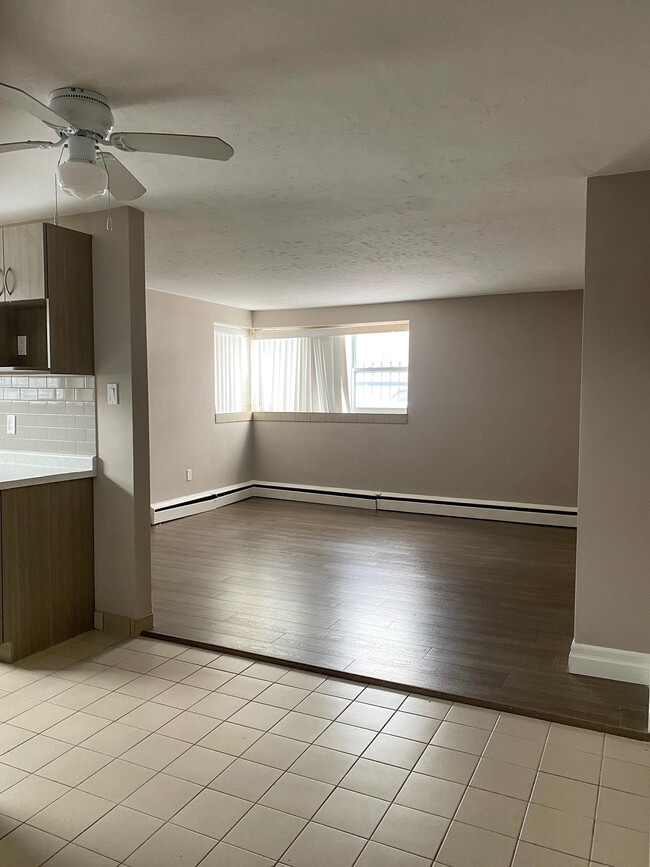 Photo du bâtiment - ONE BEDROOM APARTMENT ON TRAFALGAR ST., BESIDE KIWANIS PARK