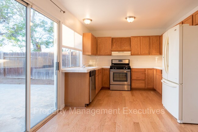 Building Photo - 10260 Covina Ct