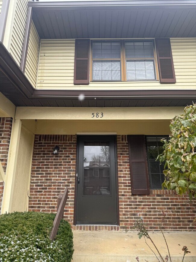 Foto del edificio - 3 Bedroom/2.5 bath Townhome Located on Bloomington's Southside - Available April 2026!