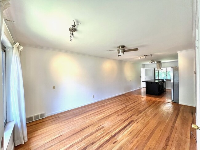 Building Photo - Maderia Ranch with Finished Basement!