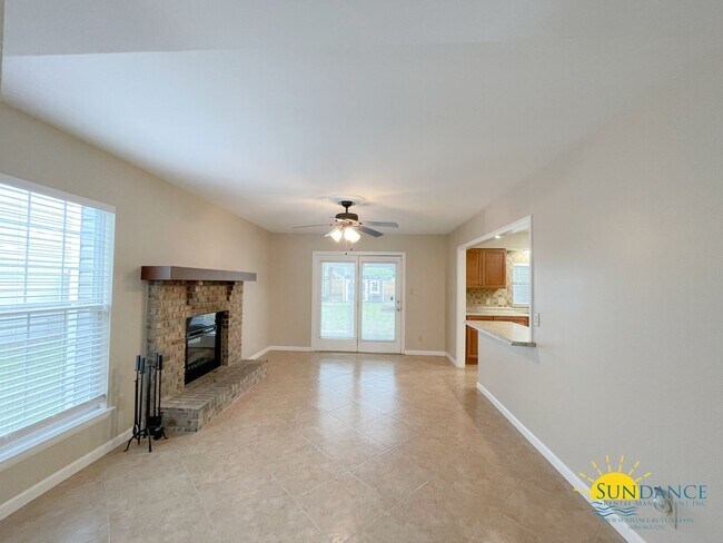 Building Photo - Beautiful 3 Bedroom Townhouse Close to Both Bases!