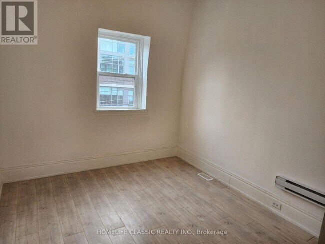 Photo du bâtiment - 498-498 King St E