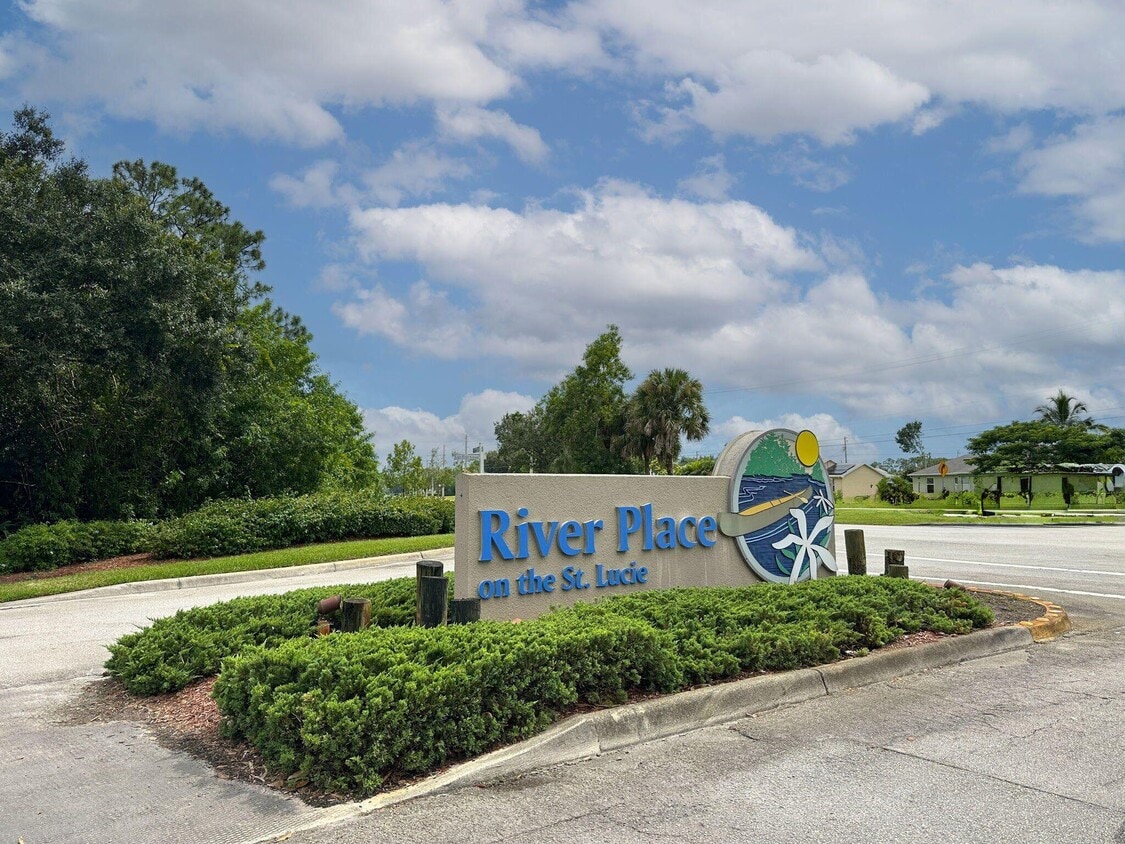 Foto principal - 650 Waters Edge Ln