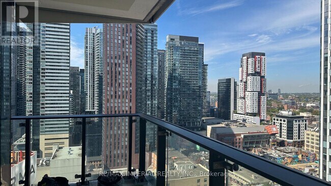 Photo du bâtiment - 2906-224-2224 King St W