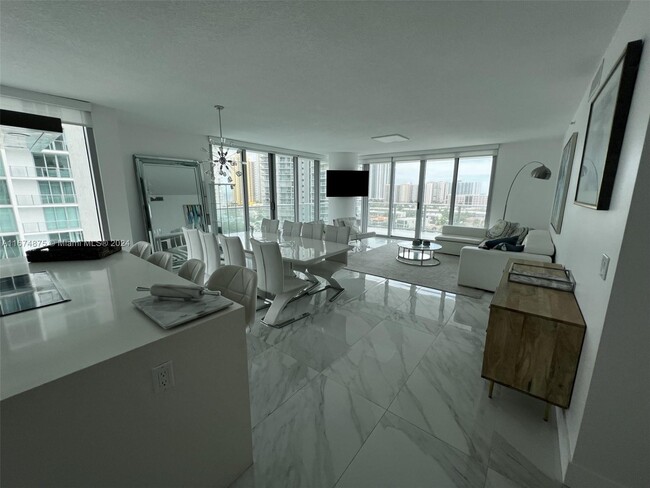 Foto del edificio - 330 Sunny Isles Blvd