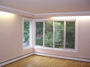 Building Photo - 6247 Av Lennox