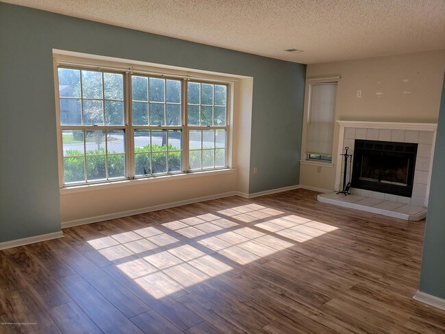 Foto del edificio - 23 Remington Dr