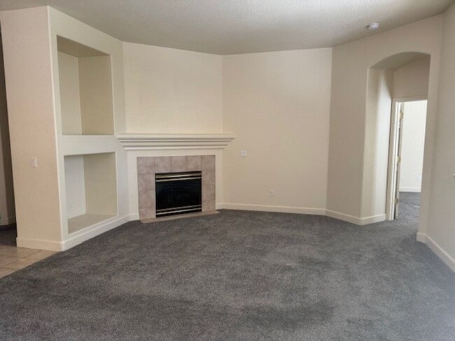 Building Photo - Beautiful Three Bedroom in the Golf Cou...