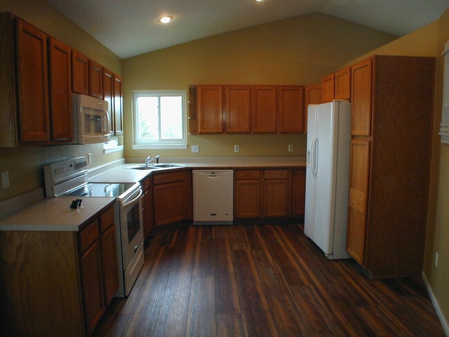 Building Photo - House For Lease