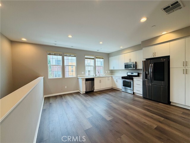 Building Photo - 160 E Commercial St