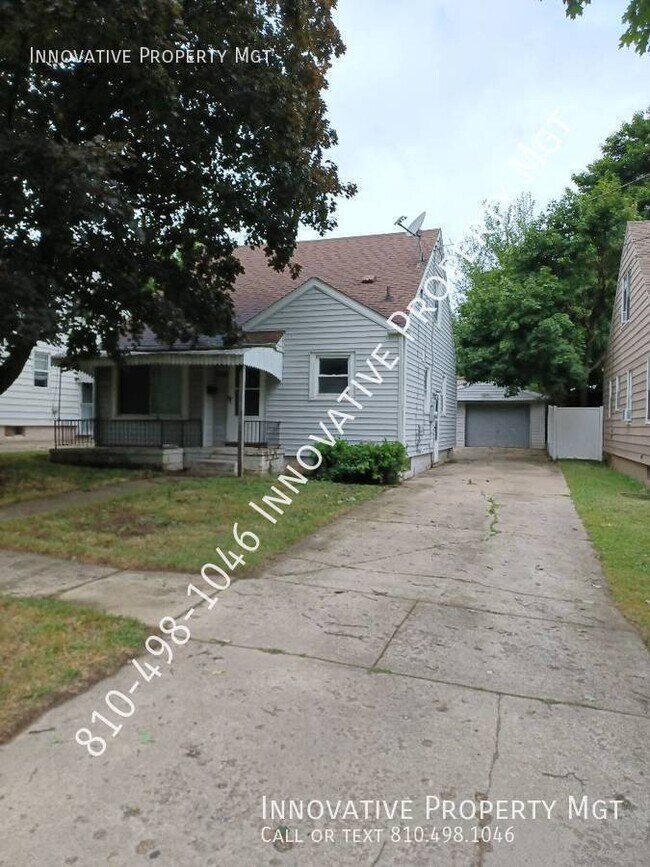 Building Photo - 3 bedroom home with brand NEW carpet and a...