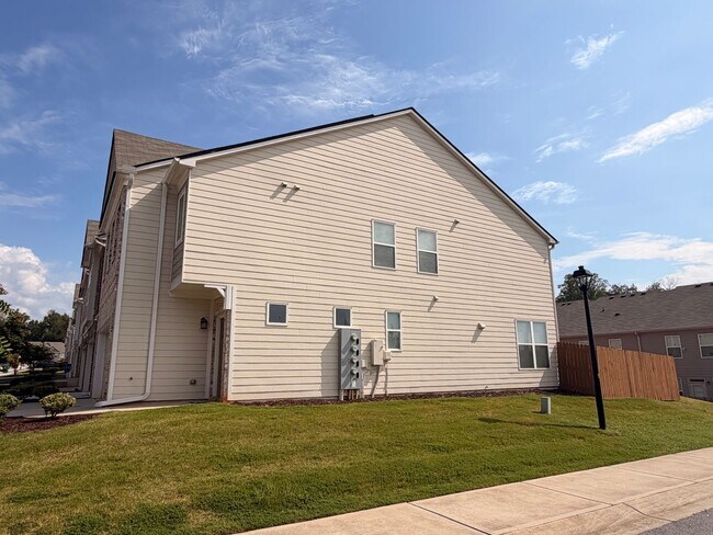 Building Photo - 2221 Flying Spur Dr