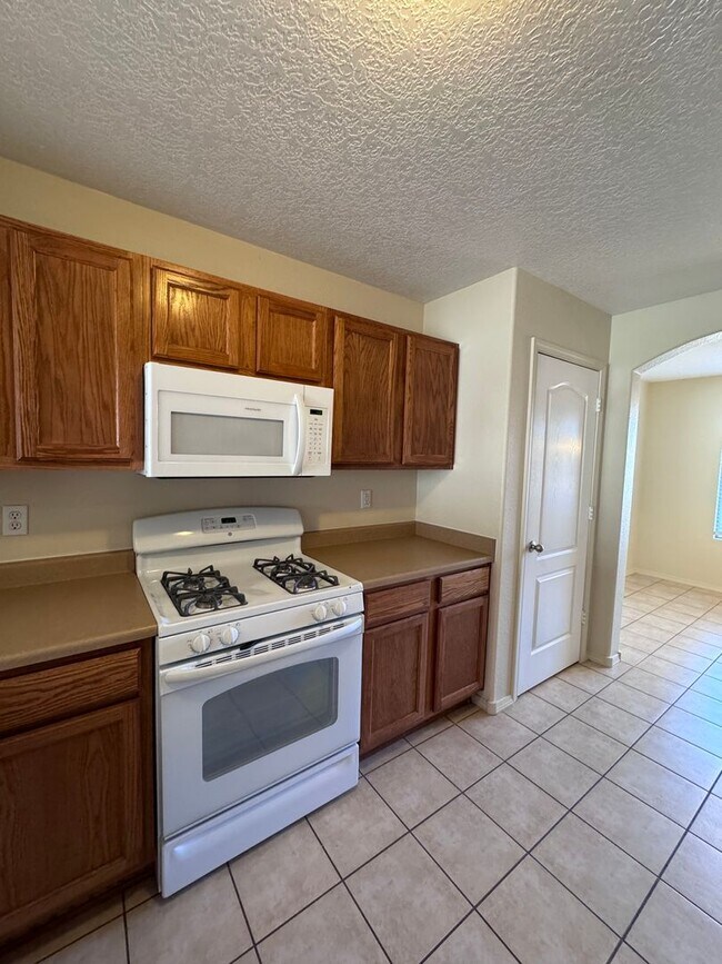 Foto del edificio - 3 bed 2.5 bath 2100 sq ft home New Carpet-...