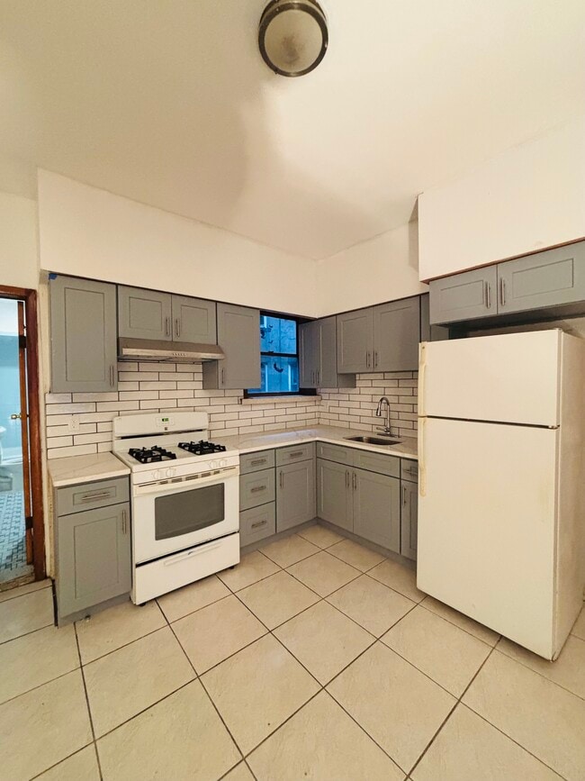 Building Photo - 739 Harrison Ave