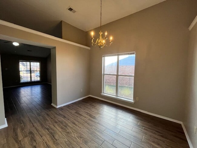 Building Photo - Renovated 2 Bedroom 2 Bath Home with 2 Car Garage for Rent!