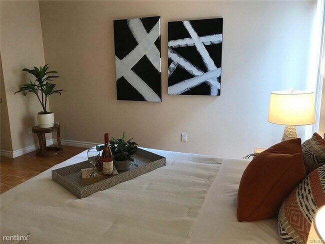 Building Photo - 3 br, 2 bath Condo - 625 S Berendo St Apt 305