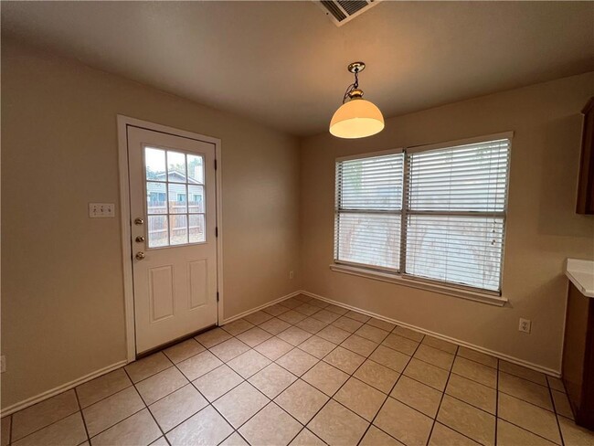 Foto del edificio - 1033 Christopher Ave