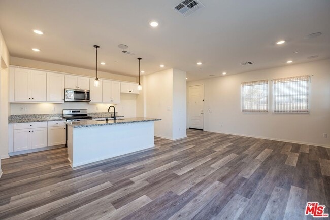 Building Photo - 27639 Sawtooth Ln