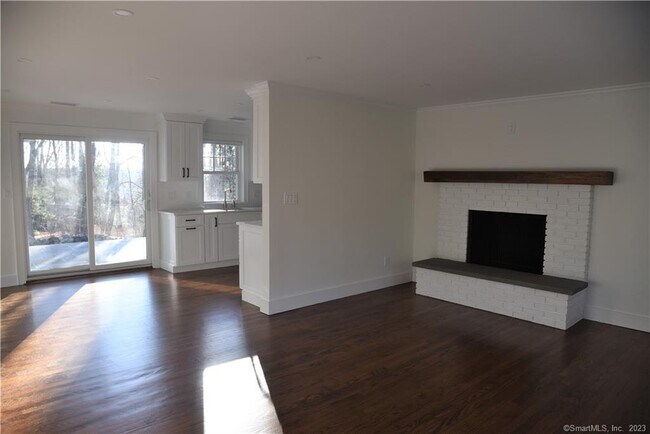 Foto del edificio - 32 Deer Hill Rd