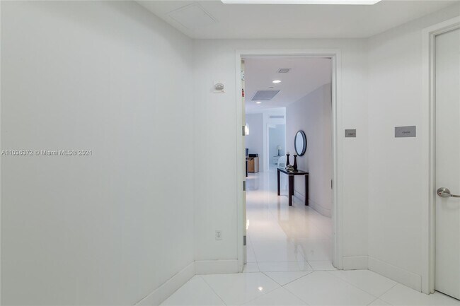 Building Photo - 15901 Collins Ave