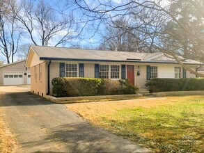 Building Photo - 3633 Densmore Dr