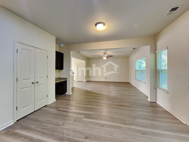 Building Photo - 908 Pine Ln