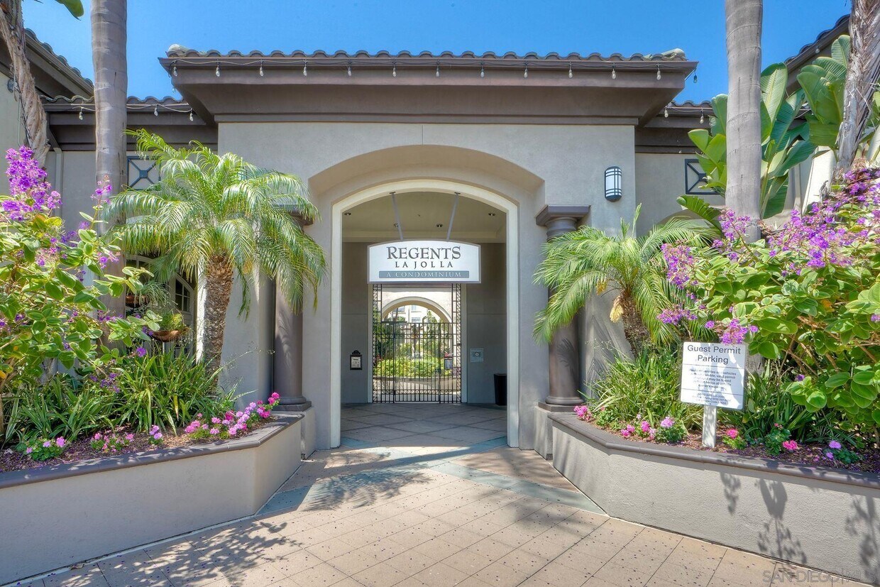 Foto principal - 9253 Regents Rd