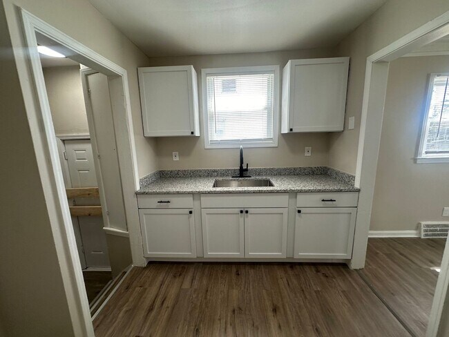 Foto del edificio - Freshly Renovated 3-Bedroom Home – Quality...