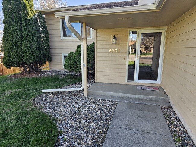 Building Photo - 4601 E Hanna Cir