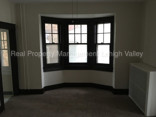 Foto del edificio - 526 W Union Blvd