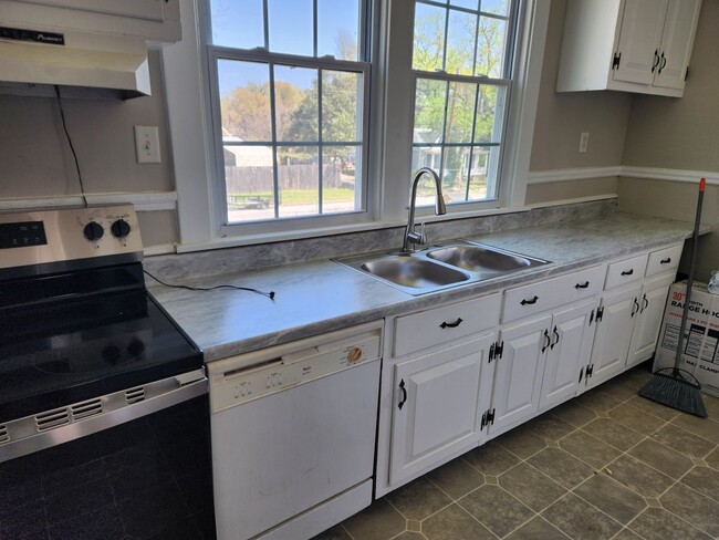 Building Photo - Renovated 2 bed 1 bath duplex Unit-Richmon...