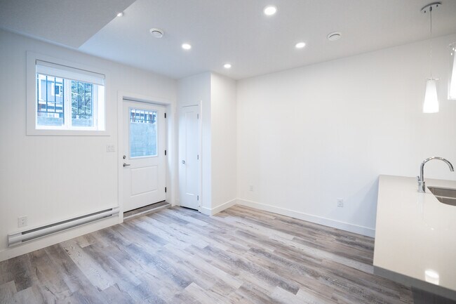 Building Photo - 9402-9150 150 St NW