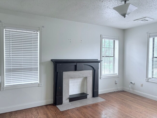 Building Photo - Vintage Charm Meets Downtown Convenience!